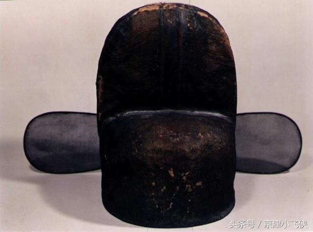 赵匡胤一上朝,官员就交头接耳,他发明一样东西,官员立刻闭嘴了