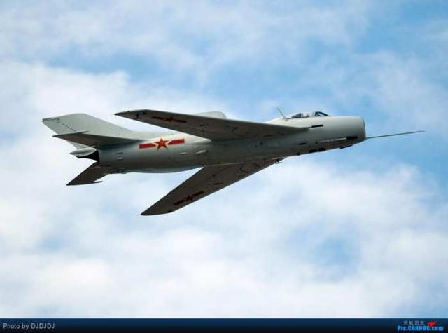 为此,中国创造性地将歼6,歼7系列战机改装成无人遥控战机,供打靶训练