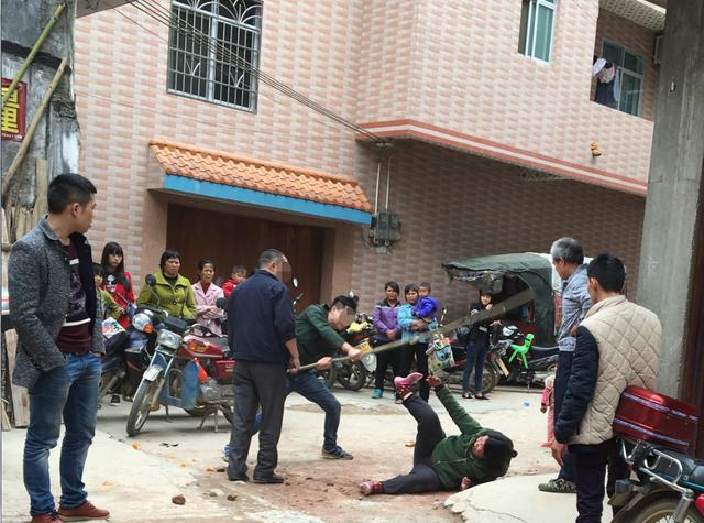 浦北县一妇女街上被两男子暴打,旁人冷漠观望