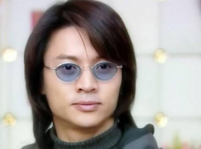 九九年尹天照爆红之后就选择与妻子结婚.