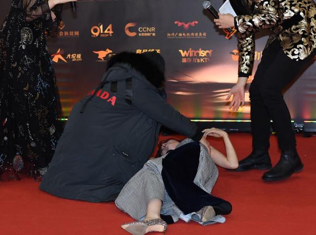 赵韩樱子零下6度身穿吊带裙晕倒,女明星走红毯到底有多拼!