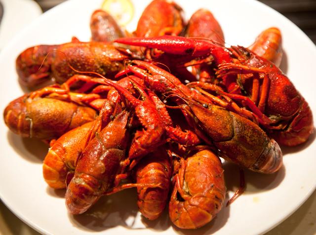 海鲜大排档是怎么做龙虾螃蟹的,一招教你做的美味诱人,方法简单
