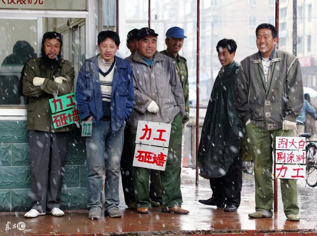 农民工寒冷冬天夜宿高架桥下 一席一被不脱衣服过一夜