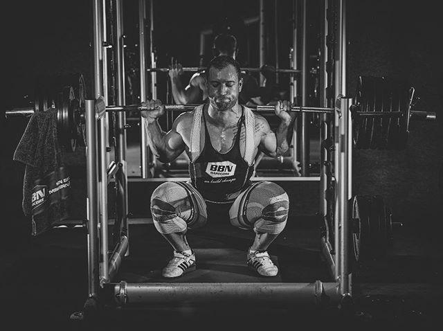 一日的健身训练,深蹲重量高达300公斤,这个水平并不比大力士们差多少