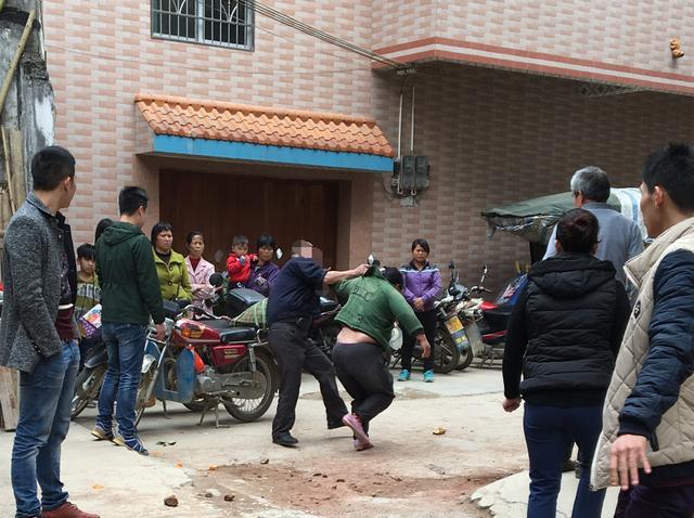 浦北县一妇女街上被两男子暴打,旁人冷漠观望