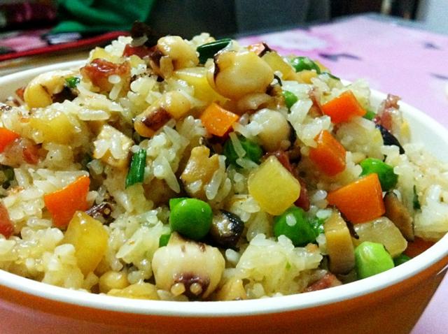 这样的糯米饭炒出来才香 配菜一样的不能少 一大盘真不够吃