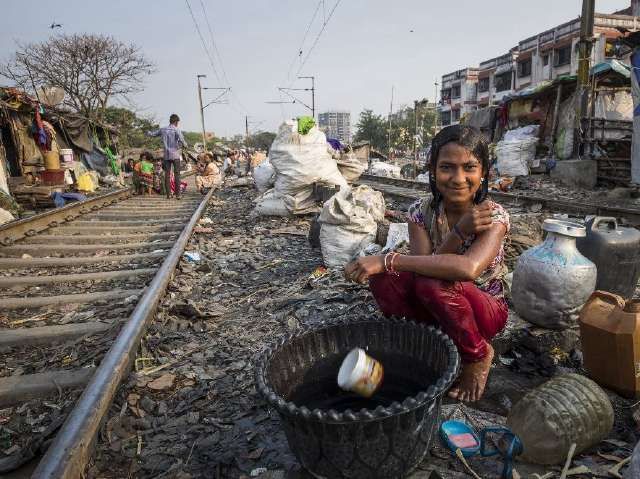 印度贫民窟的真实生活,惨到让你无法想象