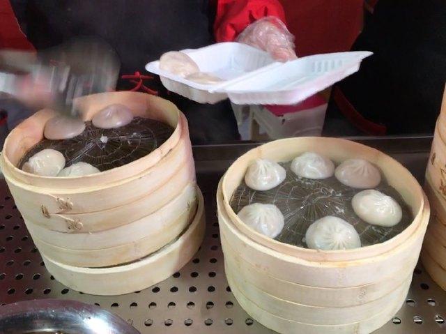 女子大晚上的卖热乎早餐,2元一个不单卖,光是看着就让人流口水