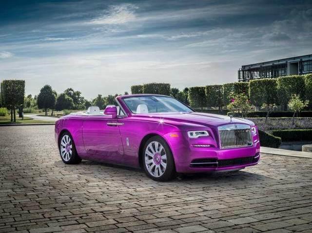 他拥有两辆拉法,红色的是敞篷版,而橙色的是硬顶版,这款硬顶版有一个