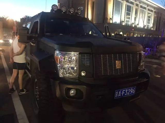 路上偶遇700万的乔治巴顿防弹越野车网友这货简直像坦克一般坚硬