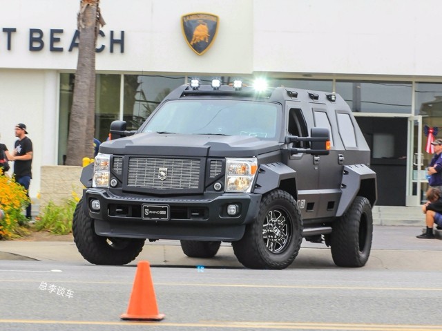 比两辆q7重,比添越贵,看外形这是乔治巴顿,为什么车标是犀牛