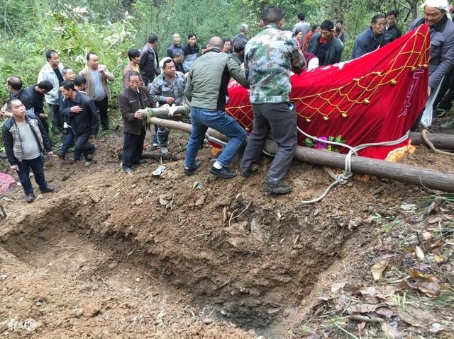 都已经离婚了,你妈去世你来找我干嘛?