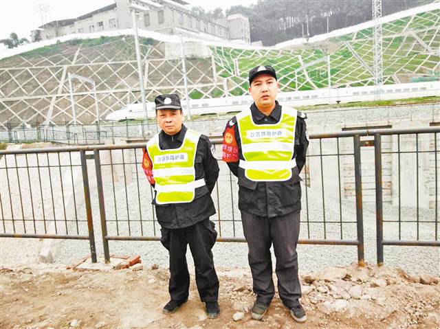 85后铁路护路联防队员 春运期间每天巡逻铁路沿线6小时