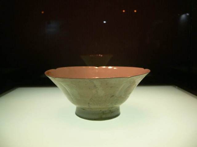 文物介绍唐代五瓣葵口凹底斜腹秘色瓷碟