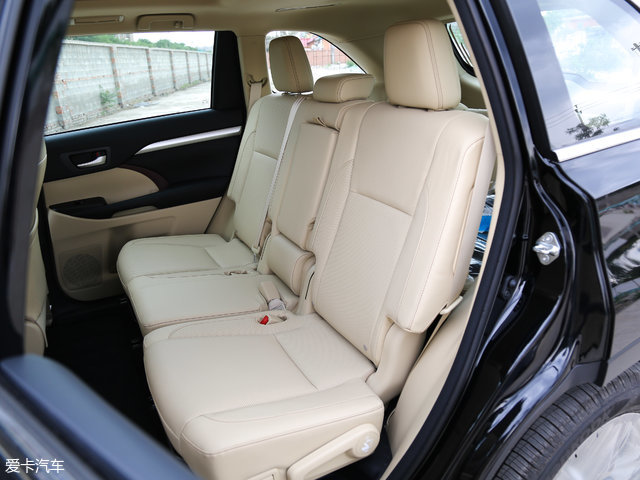 相较前排来看,后排的舒适性比较一般,座椅靠背也比较平直.