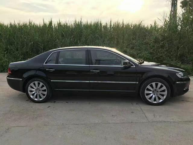 小伙开13款德版大众辉腾去停车场,却被保安驱