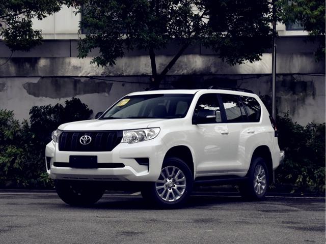 丰田普拉多刚刚进行了改款,作为一款硬汉suv的代表,新车在外观上延续