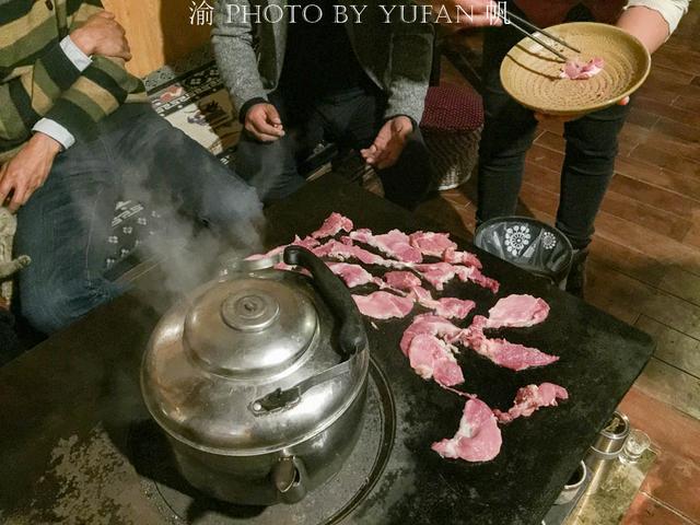 在云南感受中国最纯朴的民间待客,围着炉子烤火聊天、吃肉喝酒|云南|炉子|维西_新浪新闻