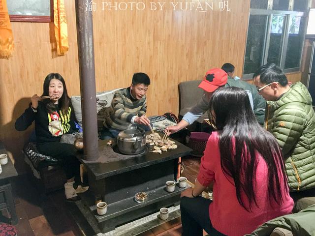 在云南感受中国最纯朴的民间待客,围着炉子烤火聊天、吃肉喝酒|云南|炉子|维西_新浪新闻