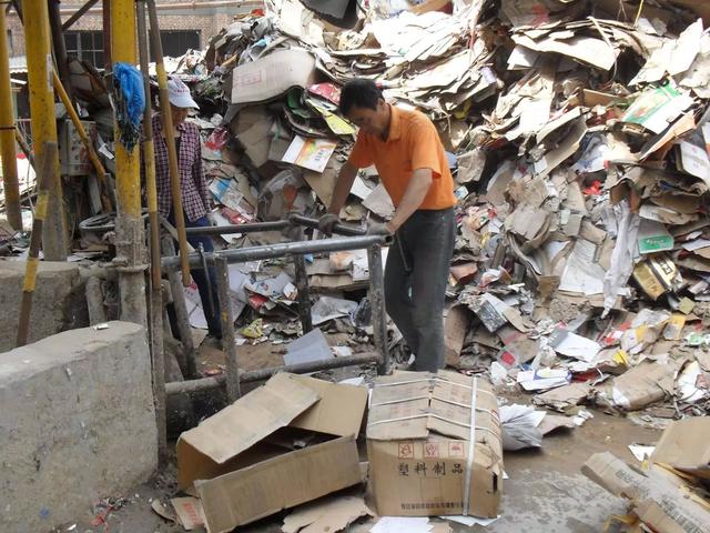 收破烂的老大爷,一个月到底能赚多少钱?