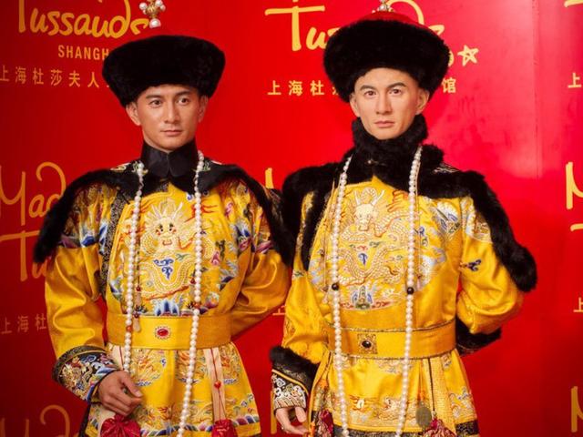 明星的蜡像太逼真了,鹿晗的嘴唇被亲掉颜色,张柏芝的衣服被掀起
