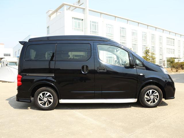 这款车是基于日产nv200底盘打造的休闲旅居房车,生产商是富士房车