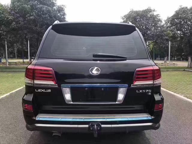 其他suv车型一样搭载了脚踏板以及行李架,而且配有底盘升降,前后雷达