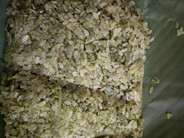 扁米扁米第二种就是扁米了,它是蒸熟后,用糯米叶包起来,农贸市场上也