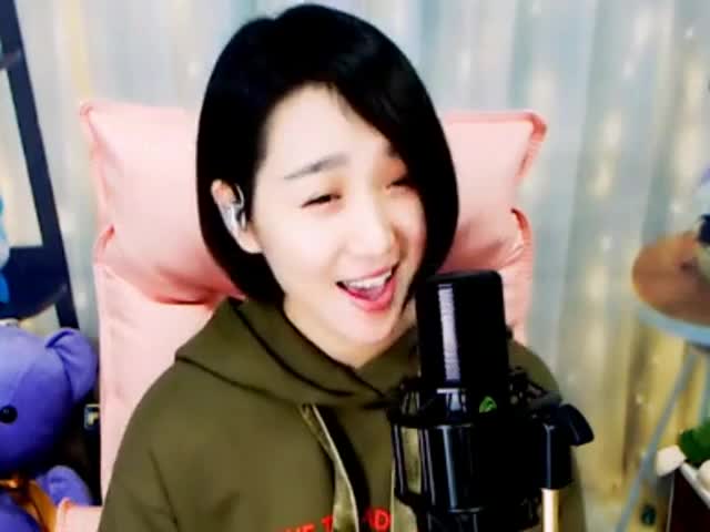 梁红又唱杀手锏歌曲《太想念》,唱的真好听,听