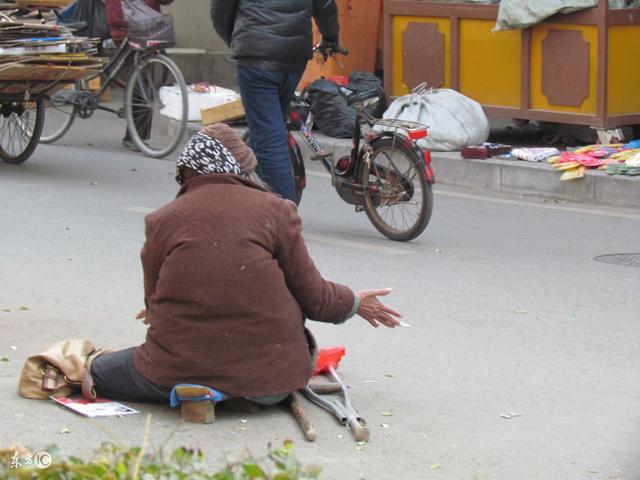 儿子要结婚妈妈扮乞丐试探准媳妇结果竟这般意外