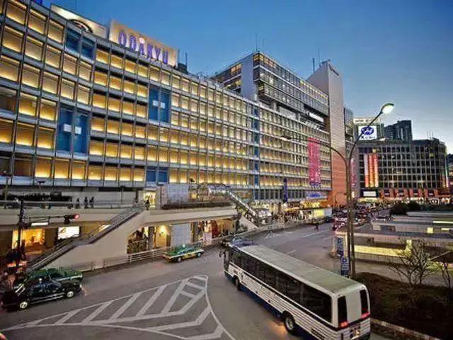 "东口区域"指的是夜晚依然繁华热闹的歌舞伎町区域,以及黄金街地区