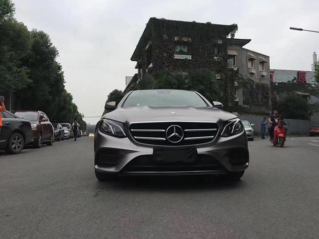 奔驰e300改色电光碳灰车身贴膜效果车流中最亮的风景