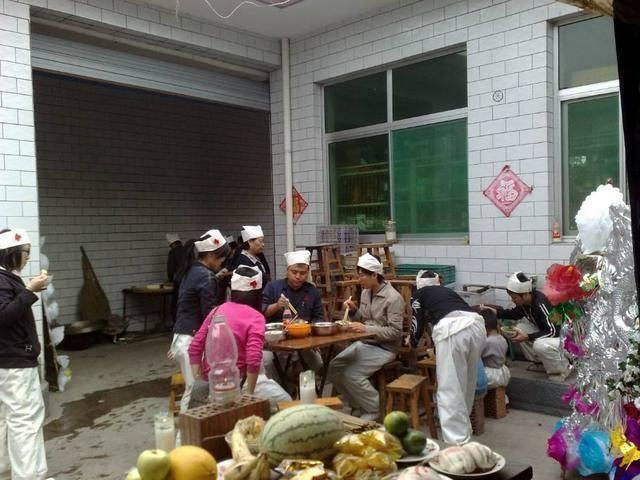 母亲去世,奶奶不让进祖坟,我跪地苦求,父亲却说:活该!