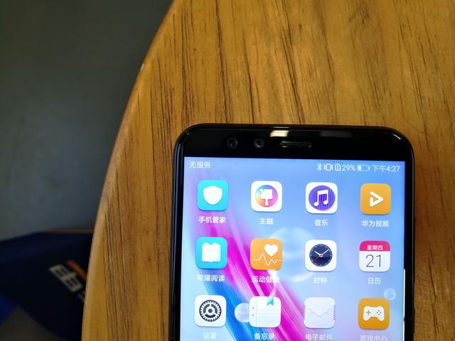 与之前发布的全面屏手机不同的是,荣耀9青春版的屏幕四周内角为直角