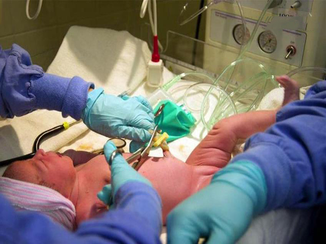 孕妇怀孕8个月肚子揪心的疼医生剖开肚子一看被吓懵咋了