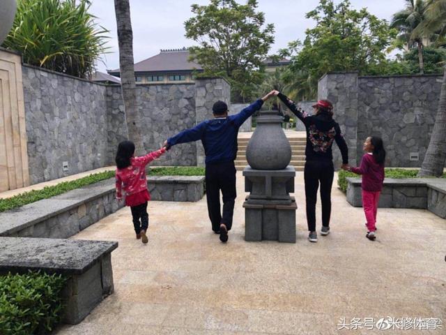 刘国梁重握乒乓球拍,指导两徒弟打球,或回归重