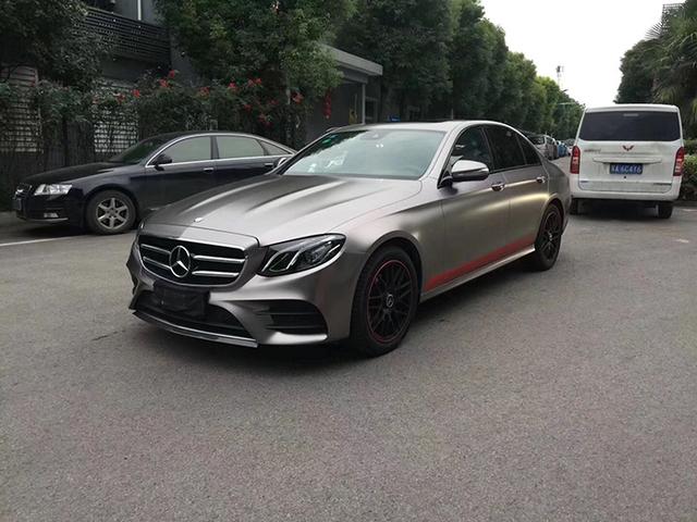 颜色,主要看气质[悠闲]奔驰e300选择整车安装近两年非常流行的电光碳