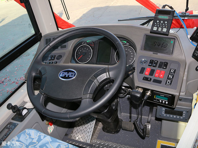 爱卡汽车实拍比亚迪纯电动新能源大巴