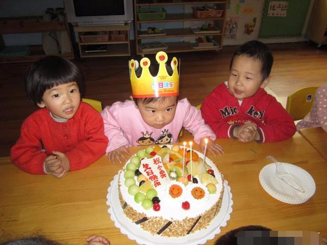 幼儿园老师拍照发到微信群,家长纷纷祝福,园长