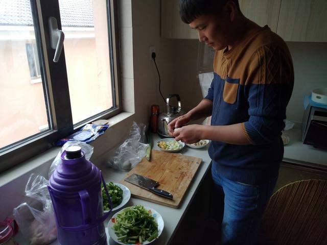 大姑来家里做客,媳妇因急事去上班,我在家里准备饭菜给家人吃