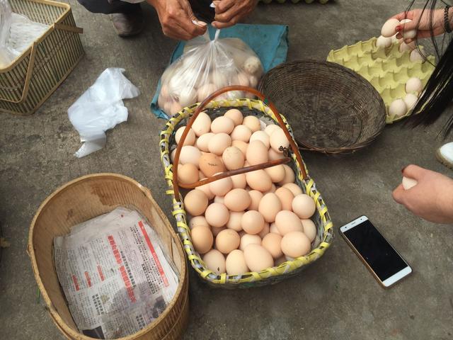 农村大爷步行30里进城卖鸡蛋,八毛一个无人问,最后来个占便宜的