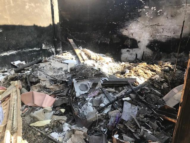 年轻时打鬼子受了伤95岁这年家里失火房子变废墟