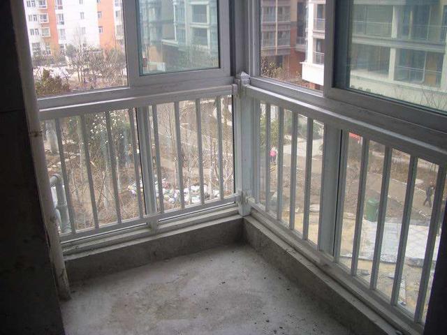 家有小孩 千万别指望开发商的窗台护栏 有美观安全办法