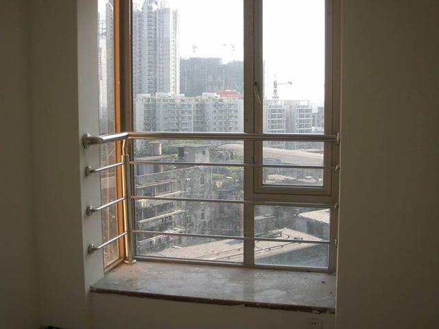 家有小孩 千万别指望开发商的窗台护栏 有美观安全办法