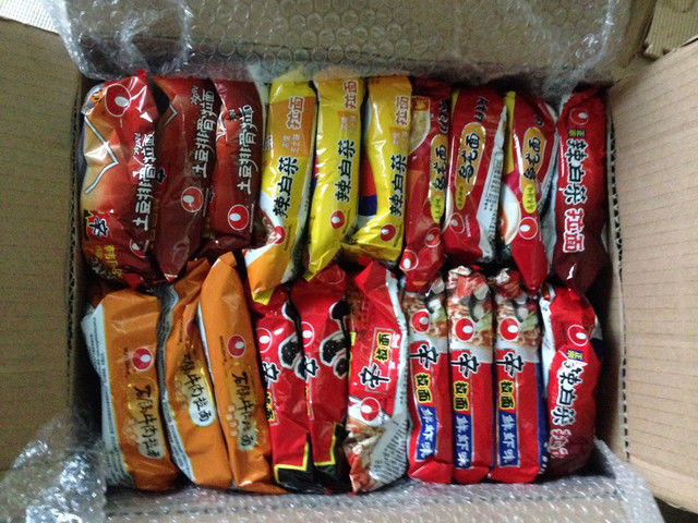 刚开箱的方便面