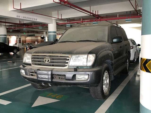 停车场偶遇老款酷路泽,地球上能够保留到最后的汽车