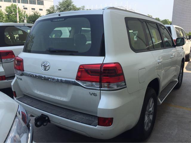 17款丰田酷路泽4000庞大的车身强悍而又霸气