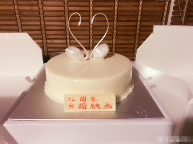 章子怡哥嫂庆祝结婚12周年一家四口同框太幸福