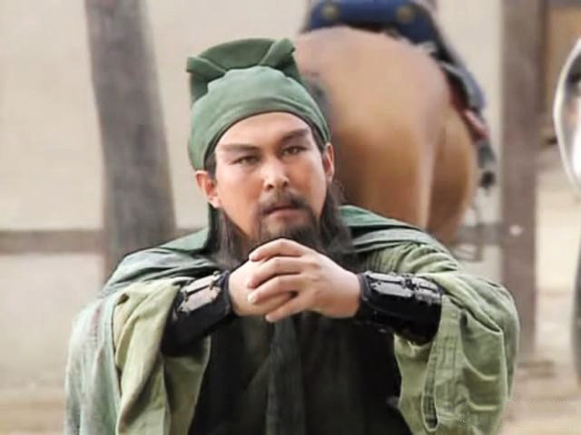 关羽不能带白帽子是肯定的.