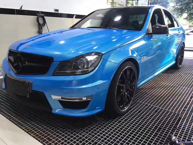 天空蓝的美腻,色彩纯正饱和,即便喷漆也无法做到如此效果.